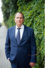 Obraz zawierający ubrania, osoba, Ubiór formalny, na wolnym powietrzu

Zawartość wygenerowana przez AI może być niepoprawna.